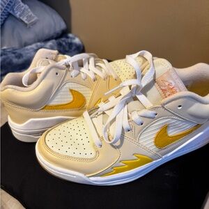 Women’s Jordan Stadium 90 size 8 
Pale vanilla/ yellow ochre